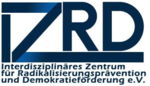 Das Logo besteht aus den dunkelblauen Buchstaben IZRD, wobei in dem Z ein kurzer Farbverlauf von hellem zu dunklem Blau eingebaut ist. Darunter steht Interdisziplinäres Zentrum für Radikalisierungsprävention und Demokratieförderung e.V.