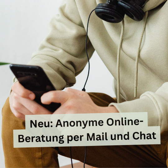 Junger Mensch sitzt am Handy und tippt.